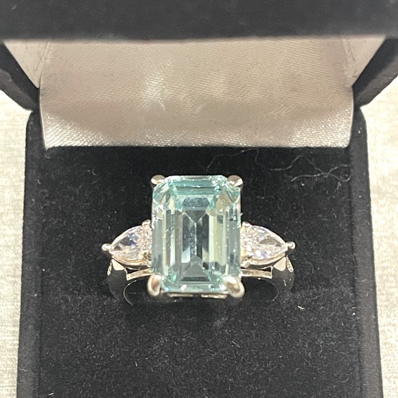 Ladies Fashion Ring - Picture 1 of 4